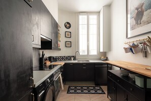 Kühlschrank, Mikrowelle, Geschirrspüler, Toaster