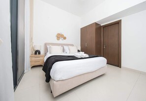 Un dormitorio con cama, mesita de noche y armario.