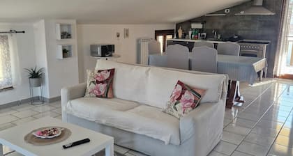 Apartment 'Tra Mare e Monti' with Wi-Fi and Air Conditioning
