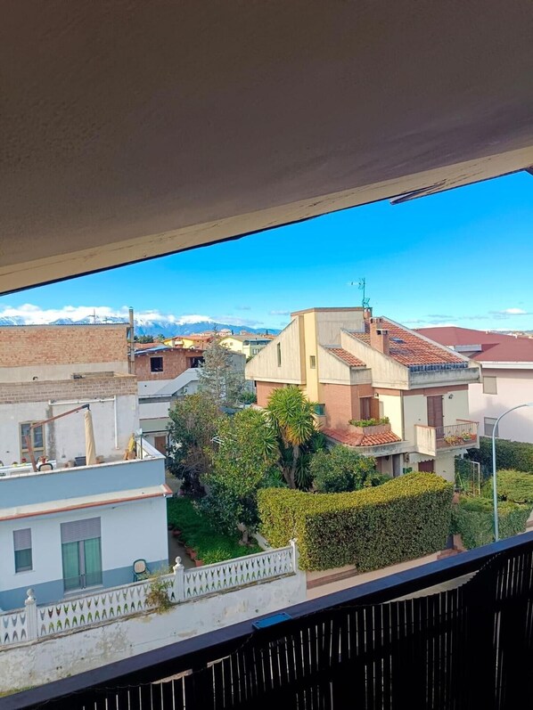 Ein Wohngebiet mit Häusern, blauem Himmel und Bergen in der Ferne.