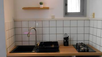 Kühlschrank, Mikrowelle, Ofen, Herdplatte