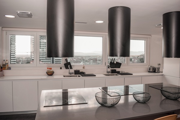 Full-size fridge, microwave, oven, stovetop
