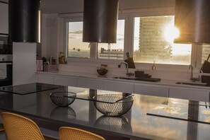 Full-size fridge, microwave, oven, stovetop - NIDOM EXPERIENCE (Madrid)