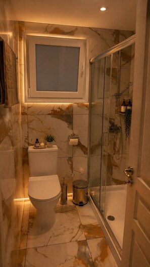 Dusche, Haartrockner, Handtücher, Seife