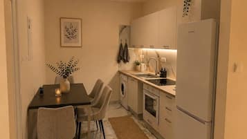 Fridge, oven, stovetop, cookware/dishes/utensils