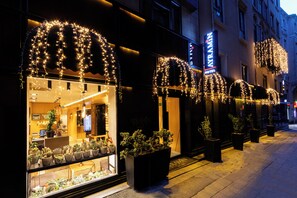 Ein Hotel mit großen Fenstern, die Pflanzen und Inneneinrichtung zeigen.