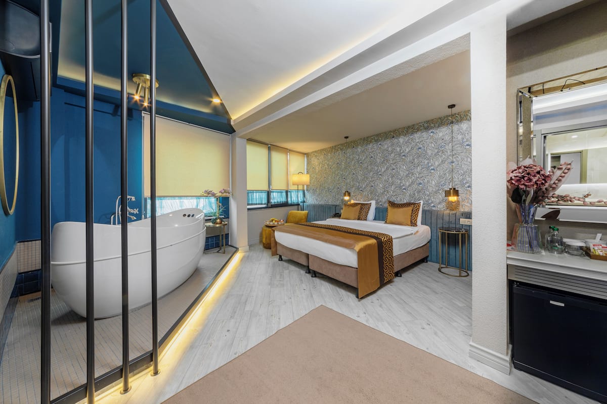 Suite Executive, balcone | Una cassaforte in camera, ferro/asse da stiro, Wi-Fi gratuito