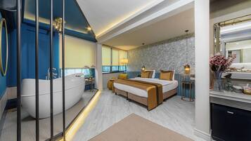 Executive Suite, Balcony | Premium bedding, minibar, in-room safe, iron/ironing board
