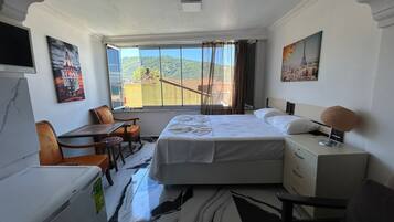 4 bedrooms, iron/ironing board, internet, bed sheets