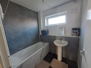 Bathroom - EGardens Apartment Nottingham (Nottingham)