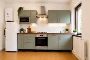 Kühlschrank, Mikrowelle, Ofen, Geschirrspüler
