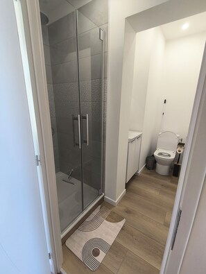 Douche, sèche-cheveux, serviettes fournies, savon