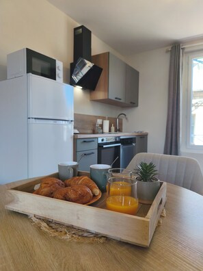 Frigorífico, microondas, horno y placa de cocina