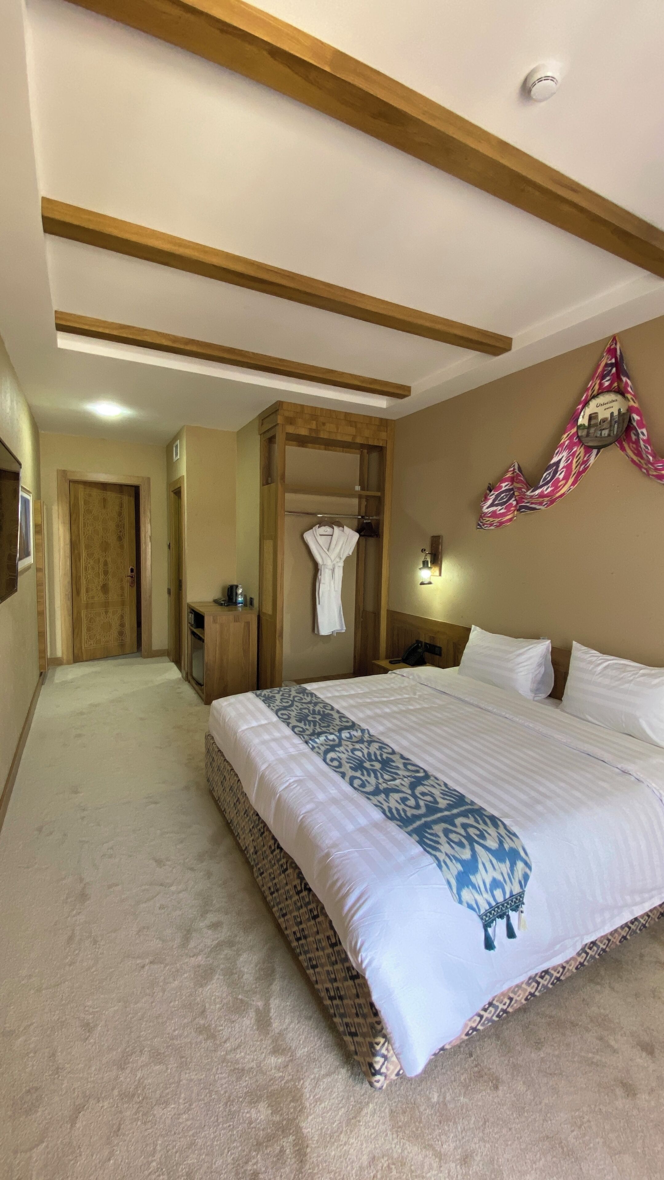 Minibar, free WiFi, bed sheets