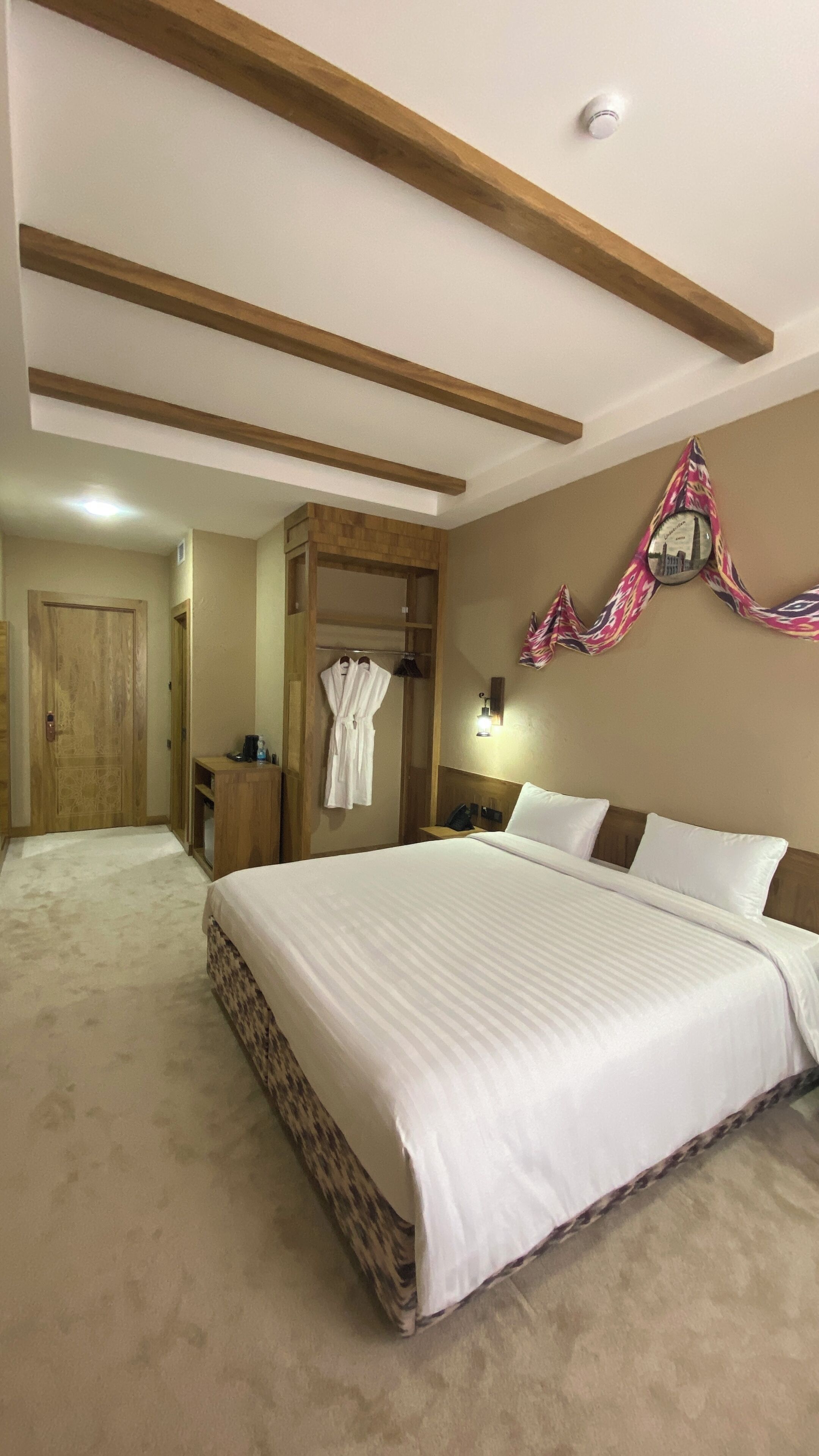 Minibar, free WiFi, bed sheets