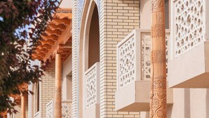 Un edificio con una serie de arcos y columnas, con intrincados relieves y una fachada decorada.