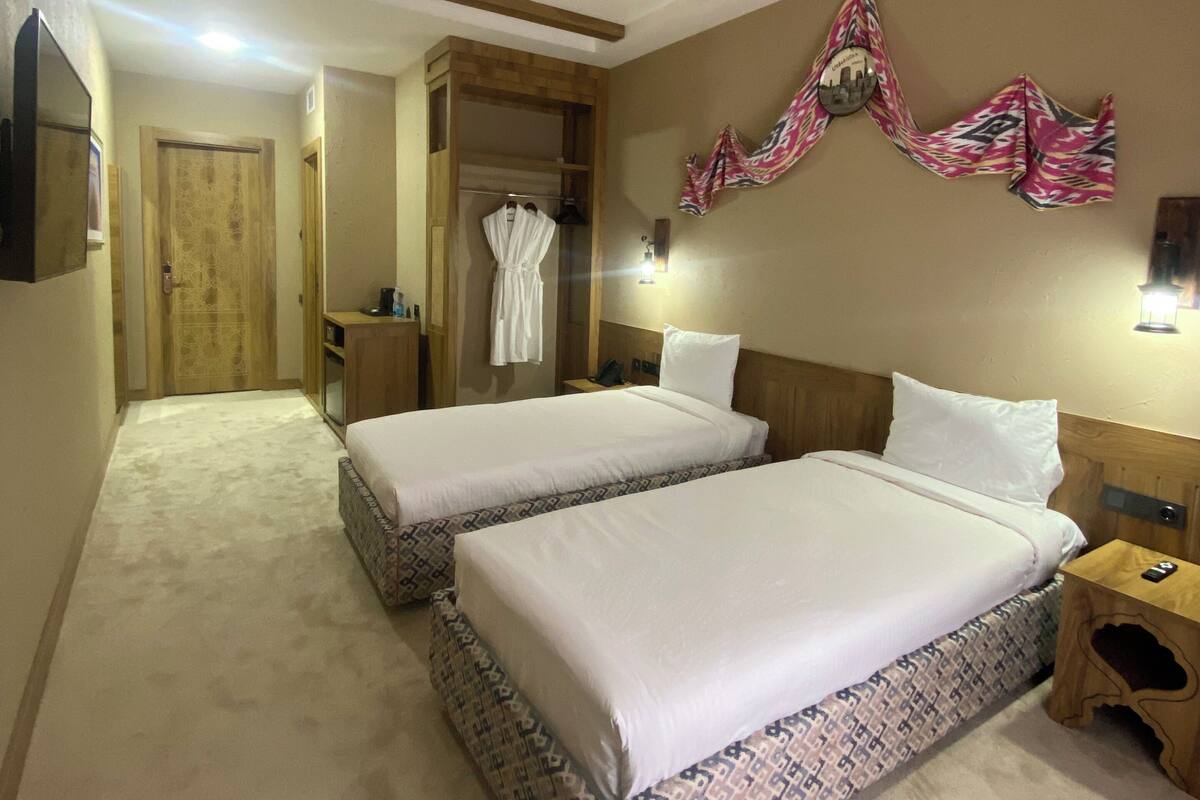 Habitación estándar con 2 camas individuales, balcón | Minibar, wifi gratis y ropa de cama