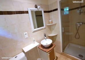 Bathroom - Vrbo Property (Les Eyzies)