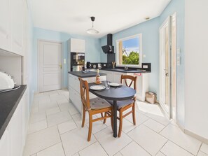 Coffee/tea maker, fridge, microwave, oven - Cozy home 8 guests, garden & bbq (Dinard)