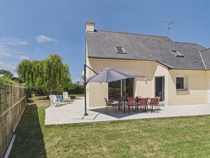 Outdoor dining - Cozy home 8 guests, garden & bbq (Dinard)