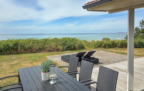 Awesome home in Gørlev with WiFi