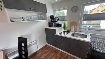Wasserkocher mit Kaffee-/Teezubehör, Kühlschrank, Mikrowelle, Ofen
