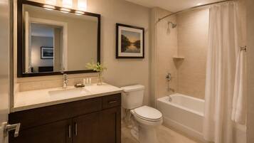 Economy Room | Bathroom | Free toiletries, hair dryer, towels, soap