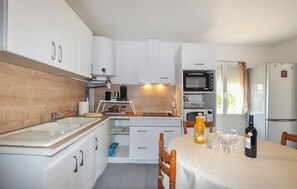 Wasserkocher mit Kaffee-/Teezubehör, Kühlschrank, Mikrowelle, Ofen