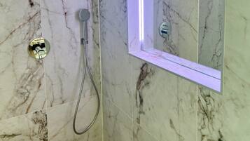 Een douche, een haardroger, handdoeken