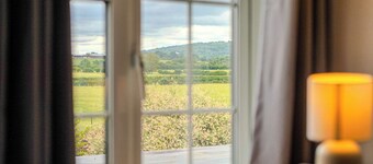 4-Bedroom Country Escape with Panoramic Views