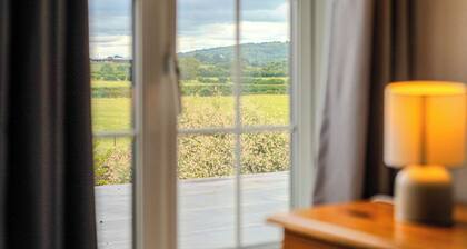 4-Bedroom Country Escape with Panoramic Views