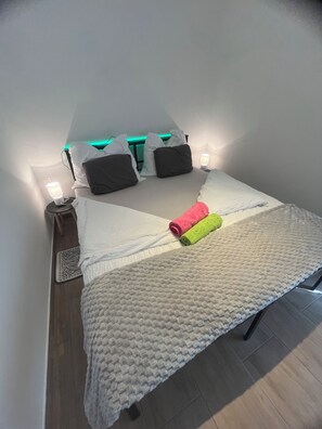 1 bedroom, iron/ironing board, free WiFi, bed sheets - Beautiful vacation rental 200 meters from Lake Balaton for up to 3 people, with a balcony (Siófok)