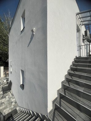 Property grounds - Beautiful vacation rental 200 meters from Lake Balaton for up to 3 people, with a balcony (Siófok)