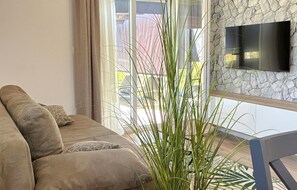 TV - Beautiful home in Oroslavje with WiFi (Oroslavje)