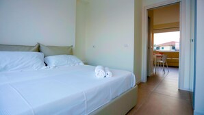 Una habitación de hotel con una cama, una silla y una mesa.