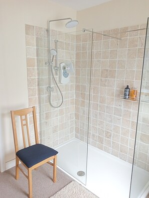Shower, towels, soap, toilet paper - King size beds - 2 bedrooms - 10 mins walk to Birkdale and Southport centre (Southport)