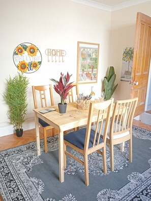 Dining - King size beds - 2 bedrooms - 10 mins walk to Birkdale and Southport centre (Southport)