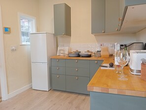 Private kitchen - King size beds - 2 bedrooms - 10 mins walk to Birkdale and Southport centre (Southport)