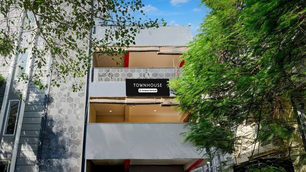 Moderni rakennus, jonka kyltissä lukee: ”TOWNHOUSE – tarjoamme palveluita”.