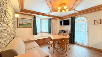 Deluxe Apartment, Balcony, Mountain View | Living area | Printers