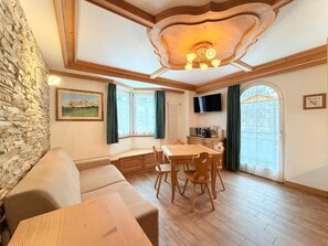 Apartament Deluxe, balcó, vistes a la muntanya | Sala d'estar | Impressores 