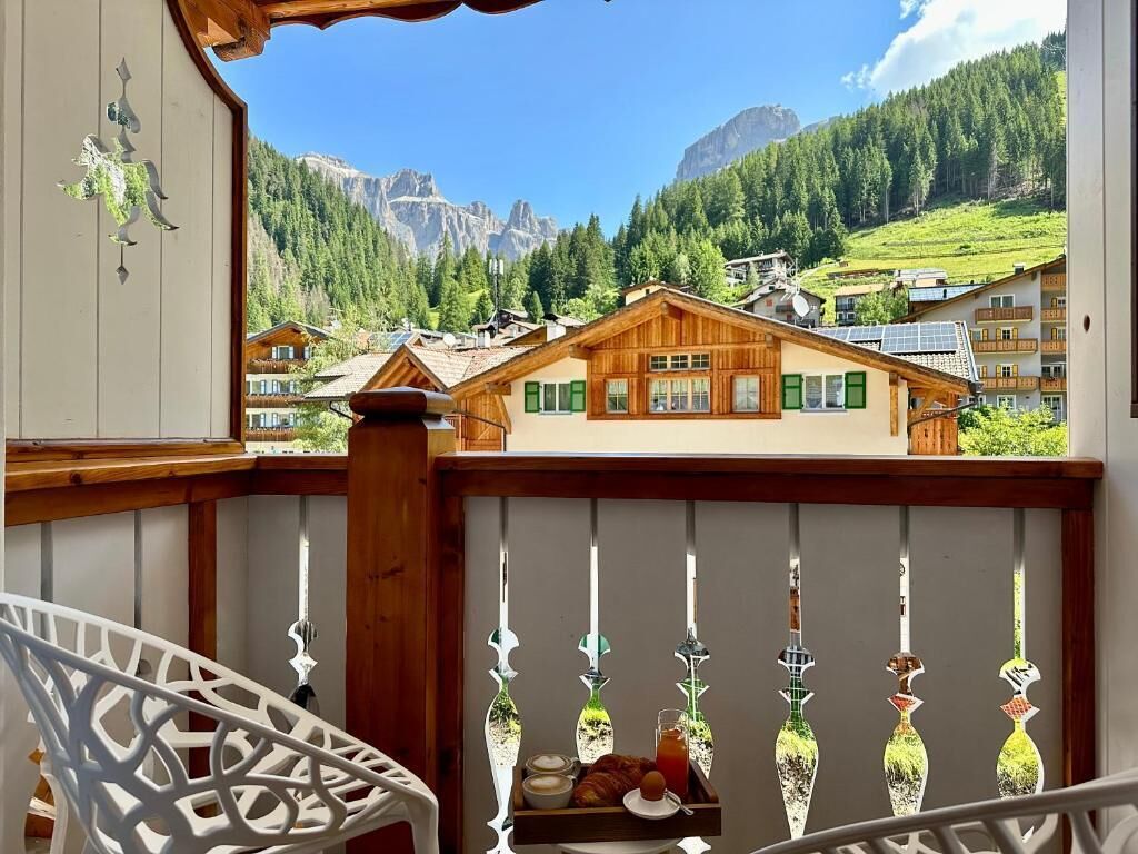 Chambre Confort Double ou avec lits jumeaux, balcon, vue montagne | Enceinte de l’hébergement