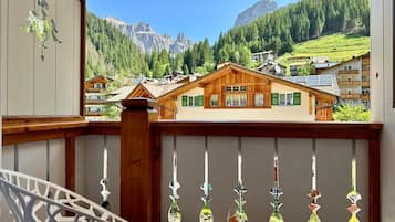 Chambre Confort Double ou avec lits jumeaux, balcon, vue montagne | Enceinte de l’hébergement