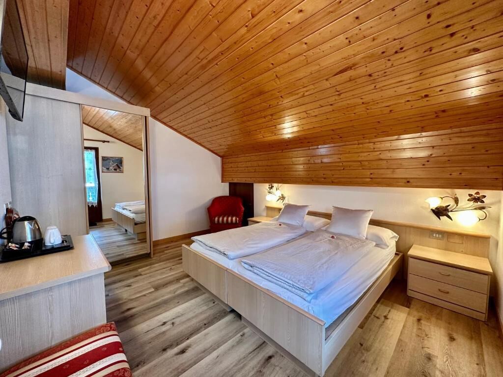 ห้องดับเบิลหรือทวิน, ระเบียง, วิวภูเขา | ตู้นิรภัยในห้องพัก, ห้องเก็บเสียง, เตารีด/โต๊ะรีดผ้า, Wi-Fi ฟรี