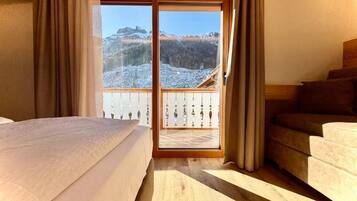 Superior-Vierbettzimmer, Balkon, Bergblick | Zimmersafe, schallisolierte Zimmer, Bügeleisen/Bügelbrett