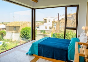 Tabla de planchar con plancha, wifi, ropa de cama