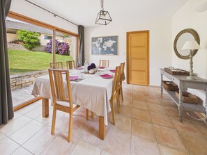 Dining - House for 8, fenced garden, terrace & BBQ (Fouesnant)