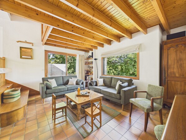 Interior - House for 8, fenced garden, terrace & BBQ (Fouesnant)