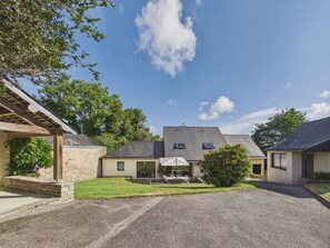 Exterior - House for 8, fenced garden, terrace & BBQ (Fouesnant)
