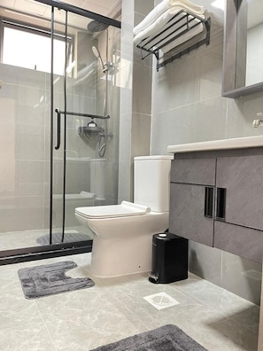 Classic-Apartment, Balkon, Stadtblick | Badezimmer